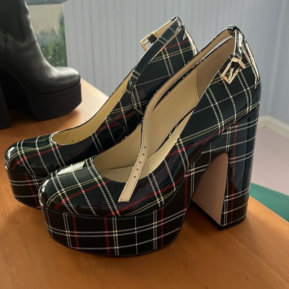 Jessica Simpson 🎄Christmas plaid  platform heels worn one time size 7 1/2